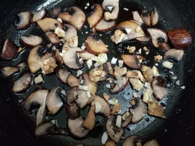 Kiaušiniai su karališkais grybais ir graikiniais riešutais Žingsnis 4