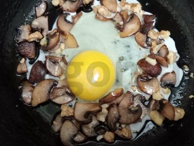 Kiaušiniai su karališkais grybais ir graikiniais riešutais Žingsnis 5