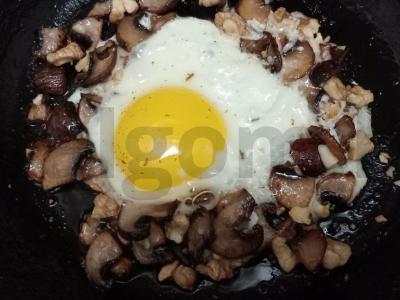 Kiaušiniai su karališkais grybais ir graikiniais riešutais Žingsnis 7