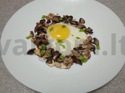 Kiaušiniai su karališkais grybais ir graikiniais riešutais pagrindine nuotrauka