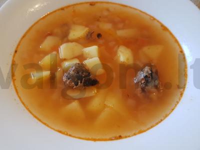 Sardinių ir orzo makaronų žuvies sriuba pagrindine nuotrauka