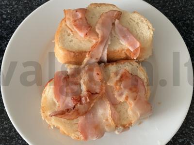 Karšti sumuštiniai su bekonu ir sūriu pagrindine nuotrauka