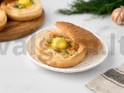 Bandelės su kiaušiniu pusryčiams pagrindine nuotrauka