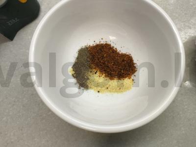 Vištiena grietinėlės padaže su prieskoniais Žingsnis 2