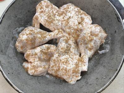 Vištiena grietinėlės padaže su prieskoniais Žingsnis 3