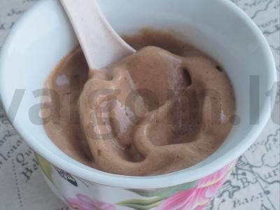 Bananų ir kėrobo ledai pagrindine nuotrauka