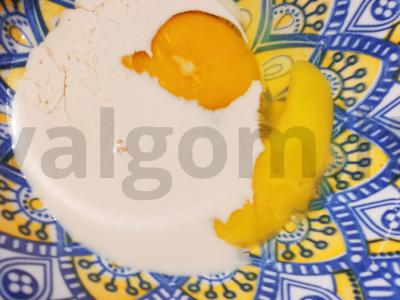 Kiaušinių ritinėliai su dešra ir lydytu sūriu Žingsnis 1