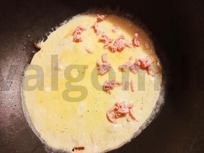 Kiaušinių ritinėliai su dešra ir lydytu sūriu Žingsnis 2