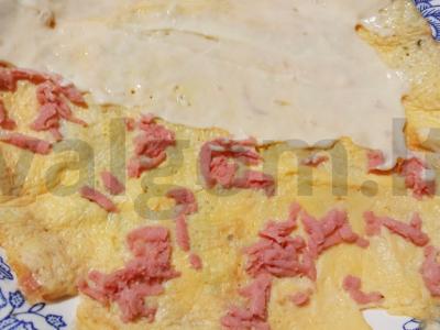 Kiaušinių ritinėliai su dešra ir lydytu sūriu Žingsnis 3