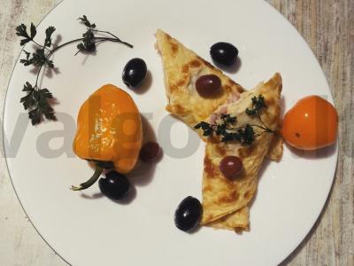 Kiaušinių ritinėliai su dešra ir lydytu sūriu pagrindine nuotrauka