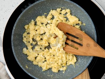 Keptas ryžiai su vištiena ir kiaušiniu Žingsnis 3