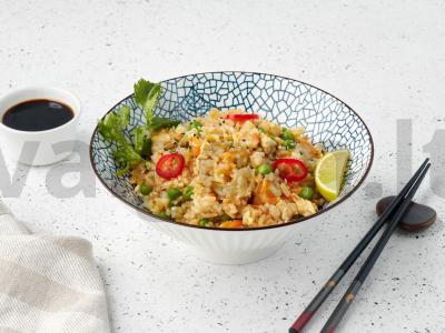 Keptas ryžiai su vištiena ir kiaušiniu pagrindine nuotrauka