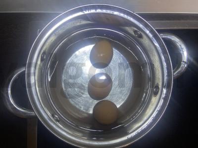 Sluoksniuotas salotas su rūkytomis vištienos krūtinėlėmis, bulvėmis ir sūriu Žingsnis 1