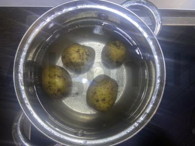 Sluoksniuotas salotas su rūkytomis vištienos krūtinėlėmis, bulvėmis ir sūriu Žingsnis 2