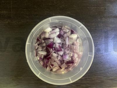 Sluoksniuotas salotas su rūkytomis vištienos krūtinėlėmis, bulvėmis ir sūriu Žingsnis 3