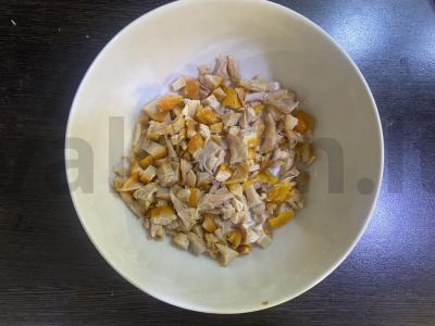 Sluoksniuotas salotas su rūkytomis vištienos krūtinėlėmis, bulvėmis ir sūriu Žingsnis 4