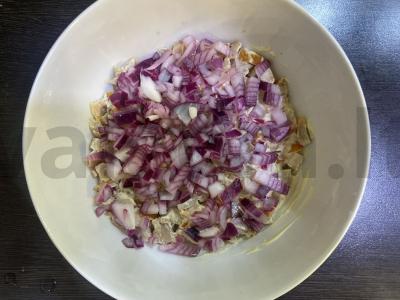 Sluoksniuotas salotas su rūkytomis vištienos krūtinėlėmis, bulvėmis ir sūriu Žingsnis 6