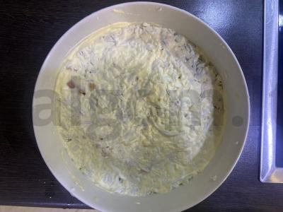 Sluoksniuotas salotas su rūkytomis vištienos krūtinėlėmis, bulvėmis ir sūriu Žingsnis 8