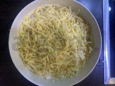 Sluoksniuotas salotas su rūkytomis vištienos krūtinėlėmis, bulvėmis ir sūriu Žingsnis 9