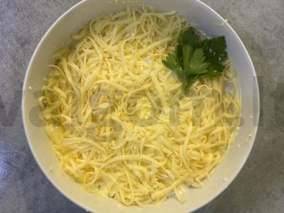 Sluoksniuotas salotas su rūkytomis vištienos krūtinėlėmis, bulvėmis ir sūriu pagrindine nuotrauka