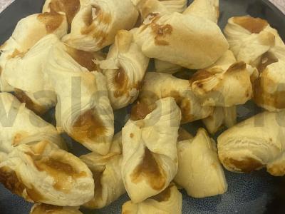 Sluoksniuota „Minutka“ sausainiai su obuolių džemu pagrindine nuotrauka