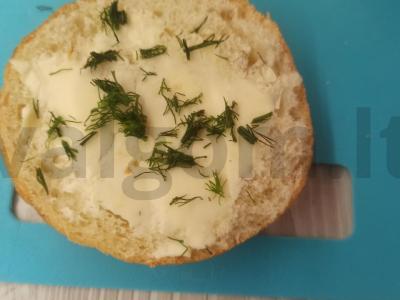 Sūrio, geltonojo pomidoro ir žolelių bandelė ant grotelių Žingsnis 1