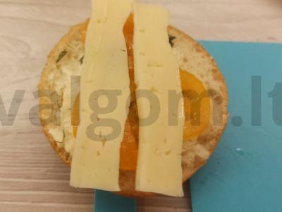 Sūrio, geltonojo pomidoro ir žolelių bandelė ant grotelių Žingsnis 3