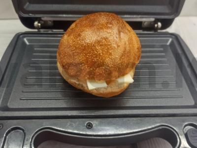 Sūrio, geltonojo pomidoro ir žolelių bandelė ant grotelių Žingsnis 4