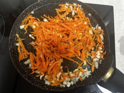 Kepti kotletai su daržovių kepure po sūriu Žingsnis 2