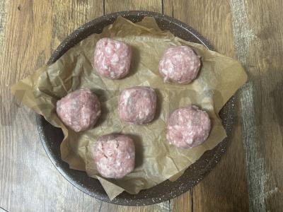 Kepti kotletai su daržovių kepure po sūriu Žingsnis 5