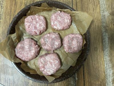 Kepti kotletai su daržovių kepure po sūriu Žingsnis 6