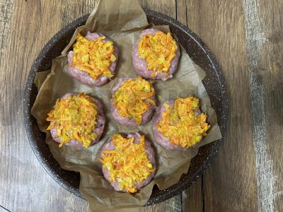 Kepti kotletai su daržovių kepure po sūriu Žingsnis 7