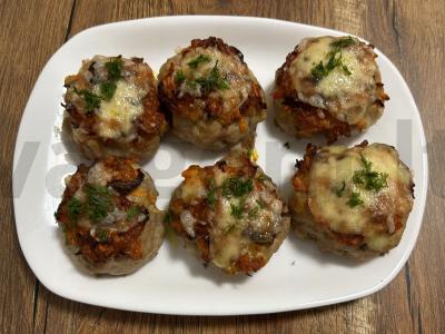 Kepti kotletai su daržovių kepure po sūriu pagrindine nuotrauka