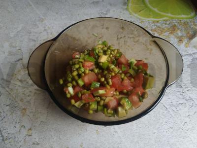 Salotas „Žaliavalgiškas tabulė su daigintomis mung pupelėmis“ pagrindine nuotrauka