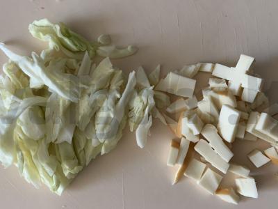 Rūkytos sūrio, kopūstų ir agurkų salotos Žingsnis 1