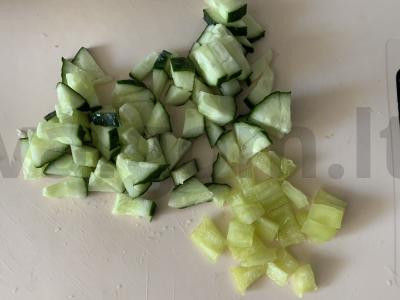 Rūkytos sūrio, kopūstų ir agurkų salotos Žingsnis 2