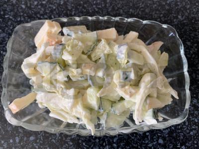 Rūkytos sūrio, kopūstų ir agurkų salotos pagrindine nuotrauka