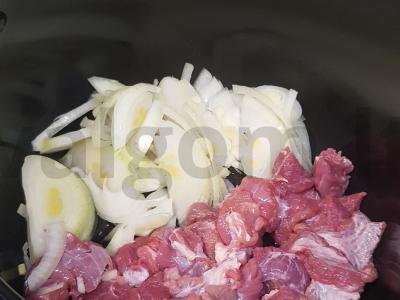 Jautienos troškinys lėtojoje viryklėje Žingsnis 1