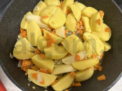 Troškinta bulvė su mini kotletais pomidorų padaže Žingsnis 2