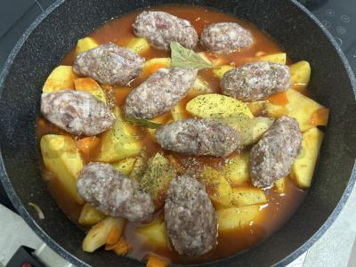 Troškinta bulvė su mini kotletais pomidorų padaže Žingsnis 5