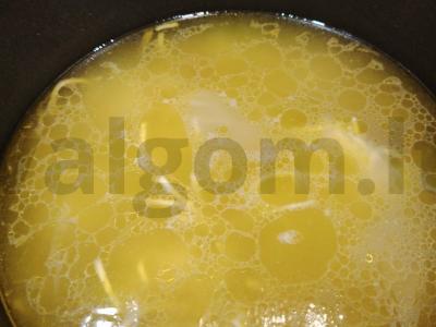 Sriuba su kalakutiena ir makaronais lėtoje viryklėje pagrindine nuotrauka