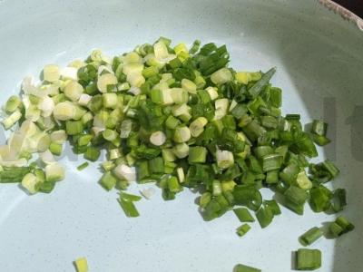 Salotas „Naminis“ su alyvuogėmis ir sūriu Žingsnis 1