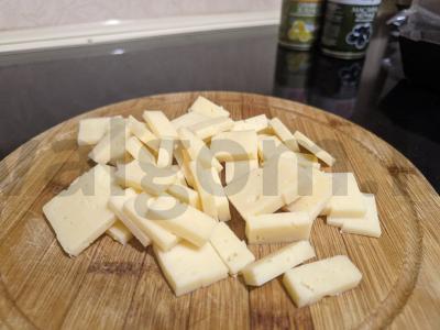 Salotas „Naminis“ su alyvuogėmis ir sūriu Žingsnis 3