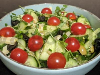 Salotas „Naminis“ su alyvuogėmis ir sūriu pagrindine nuotrauka