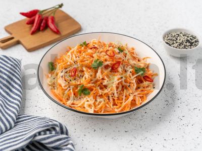 Salotos su daikonu ir morkomis pagrindine nuotrauka