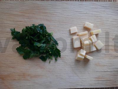 Salotos su burokėliais, sūriu, žemės riešutais ir petražolėmis Žingsnis 1