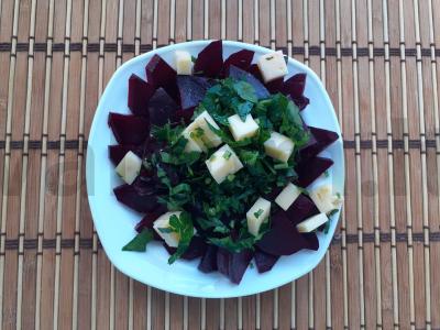 Salotos su burokėliais, sūriu, žemės riešutais ir petražolėmis Žingsnis 3