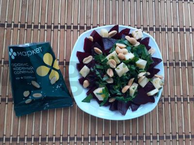 Salotos su burokėliais, sūriu, žemės riešutais ir petražolėmis Žingsnis 4