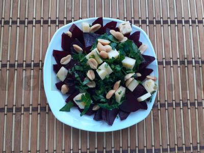 Salotos su burokėliais, sūriu, žemės riešutais ir petražolėmis pagrindine nuotrauka