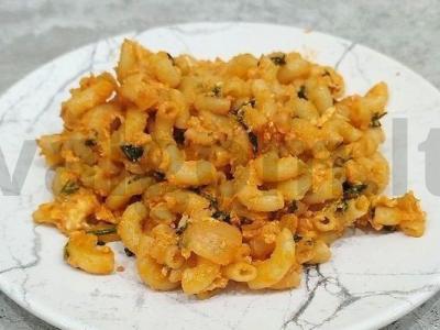 Makaronai kiaušinių-tomato padaže pagrindine nuotrauka